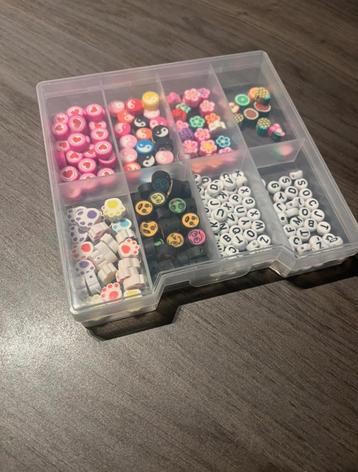 Allerlei spullen om sieraden te maken beschikbaar voor biedingen