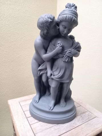 Heel mooi beeld. Koppeltje in beton. Hoogte 40 cm. beschikbaar voor biedingen