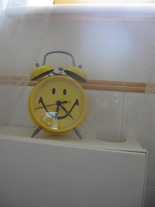 Réveil mécanique "Émoticône" de couleur jaune vif. Jamais ut, Maison & Meubles, Accessoires pour la Maison | Horloges, Neuf, Horloge sur pied