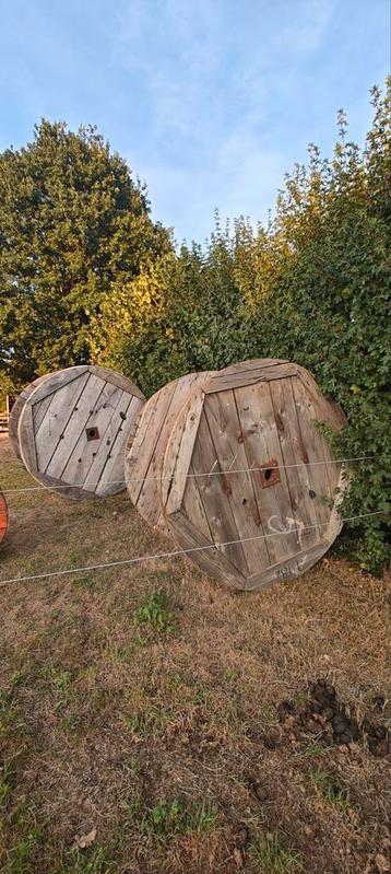 2 2m haspels/ staantafel beschikbaar voor biedingen