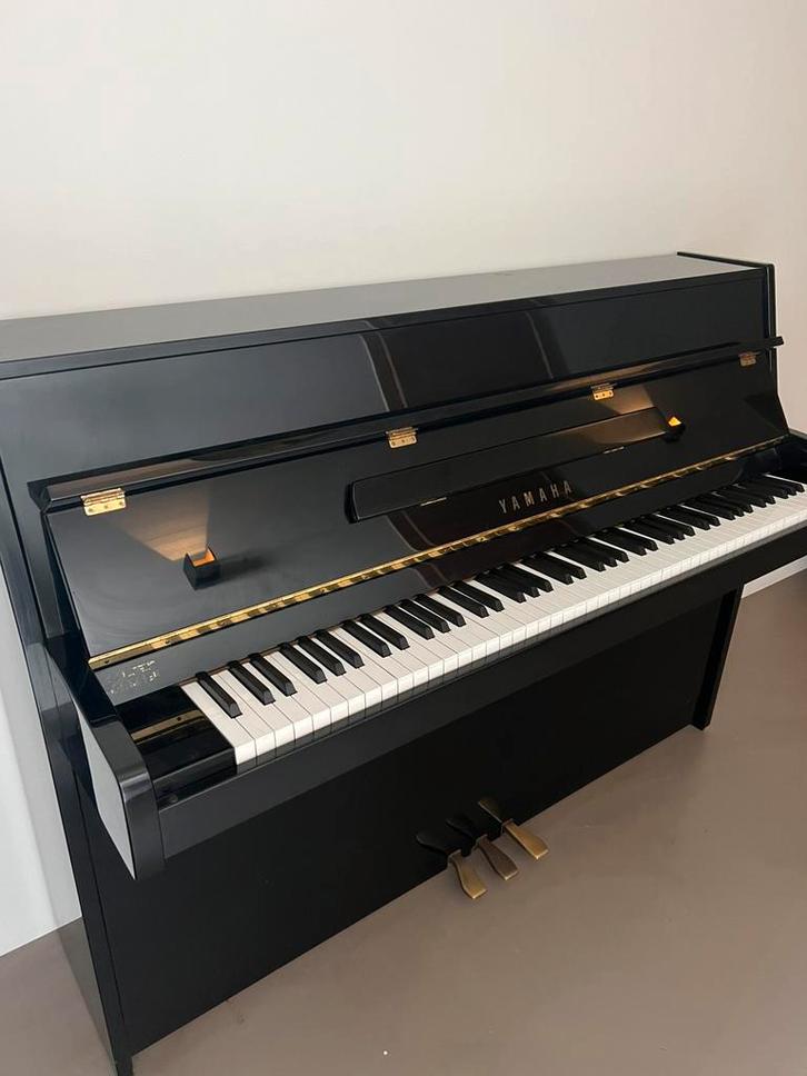 Yamaha buffetpiano zwart hoogglans, Muziek en Instrumenten, Piano's, Zo goed als nieuw, Piano, Zwart, Hoogglans, Ophalen