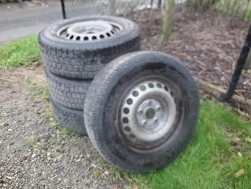 winterbanden op velg vw transporter beschikbaar voor biedingen