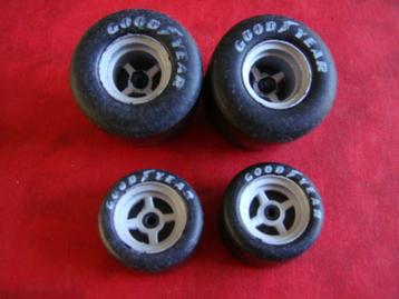 Roue voiture de course miniature. Marque: " Good&Year". beschikbaar voor biedingen