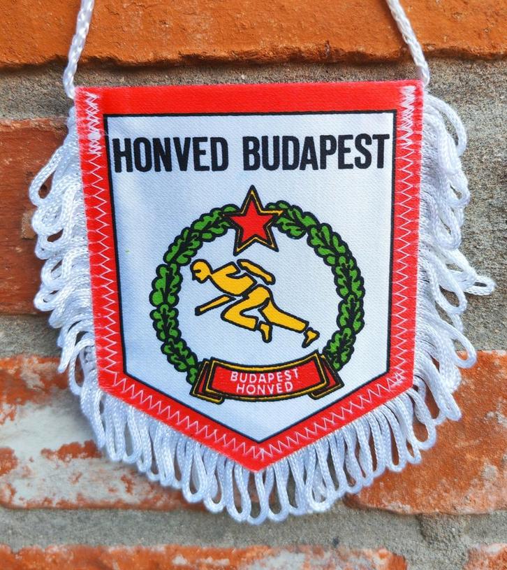 Honved Budapest Hongarije 1990s prachtig vintage vaantje voe, Verzamelen, Sportartikelen en Voetbal, Zo goed als nieuw, Ophalen of Verzenden