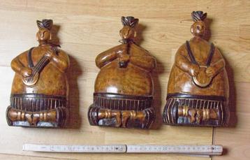 3 houten beeldjes   beschikbaar voor biedingen