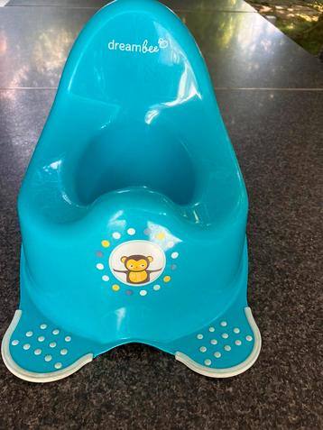 Kleine blauwe pot beschikbaar voor biedingen