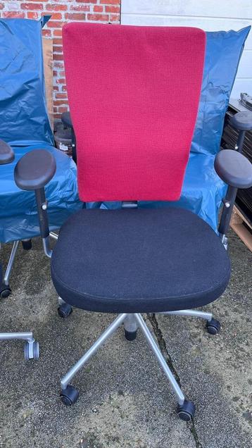 Ergonomische bureaustoelen met verstelbare armleuningen beschikbaar voor biedingen