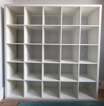 Bookcase disponible aux enchères