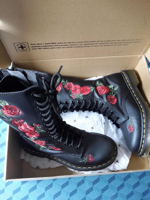 Nieuwe Dr. Martens veterlaarzen met geborduurde rozen, 38, Kleding | Dames, Schoenen, Nieuw, Lage of Enkellaarzen, Ophalen of Verzenden