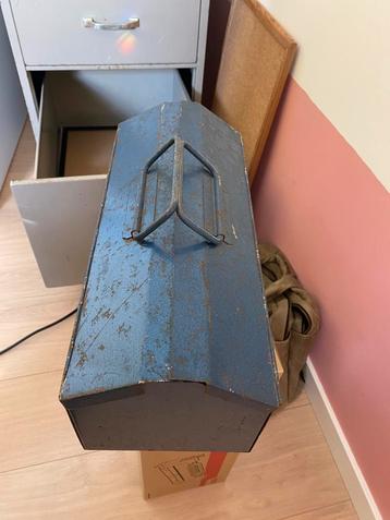 Metalen kleine gereedschapskist beschikbaar voor biedingen