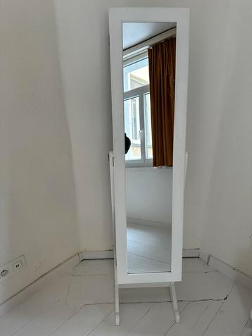 Juwelen/spiegelkast beschikbaar voor biedingen
