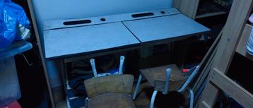 oude authentieke lessenaar + stoelen (bureau) beschikbaar voor biedingen