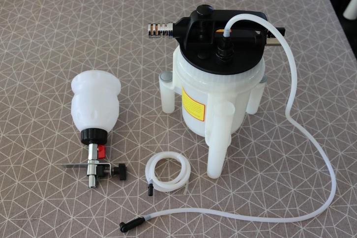 Purgeur de frein version luxe LIVRAISON GRATUITE, Autos : Divers, Outils de voiture, Neuf, Enlèvement ou Envoi