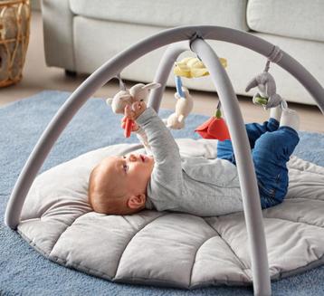Tapis IKEA pour bébé avec des peluches suspendues beschikbaar voor biedingen
