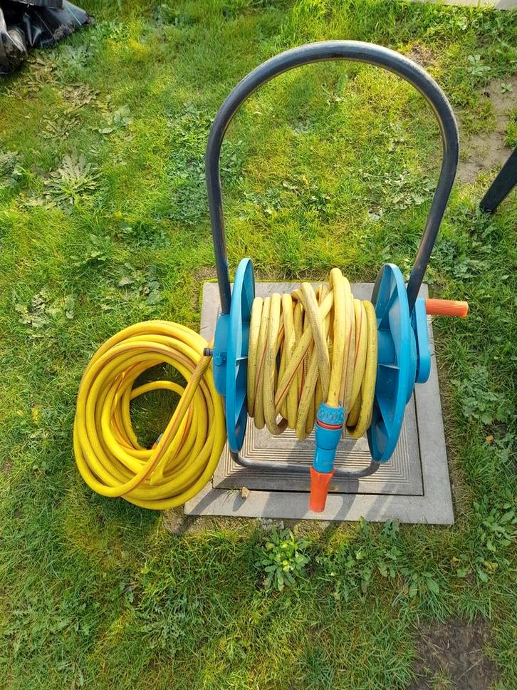Karretje met tuinslang en nog aparte kabel samen +-25m, Tuin en Terras, Tuinslangen, Gebruikt, Tuinslang, Ophalen