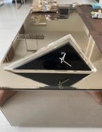 K&K Driehoek tafel design klok, Ophalen of Verzenden, Analoog, Wekker of Tafelklok
