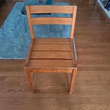 Houten grenen stoel beschikbaar voor biedingen