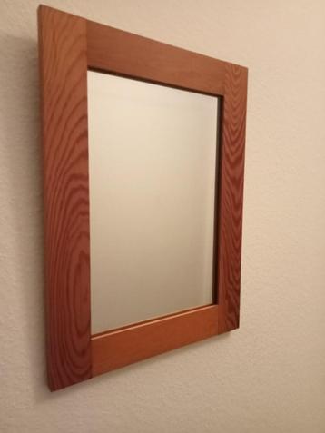 spiegel met houten frame 32,5 x 44 cm
