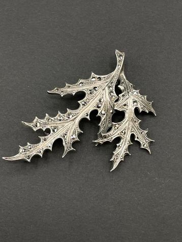 Massief zilver broche met markasieten - hulst beschikbaar voor biedingen