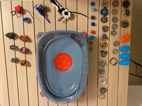 Beyblade arena met roterend midden en veel blades, Kinderen en Baby's, Speelgoed | Overig, Gebruikt, Jongen of Meisje, Ophalen of Verzenden