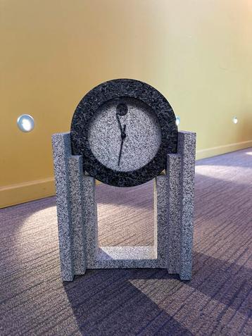 Decoratieve klok beschikbaar voor biedingen