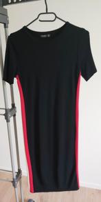 Zwart kleed met rode en witte streep., Comme neuf, Taille 36 (S), Noir, Sous le genou