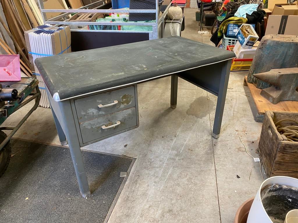 Industrieel ijzeren bureau, Doe-het-zelf en Bouw, Werkbanken, Ophalen, Zo goed als nieuw