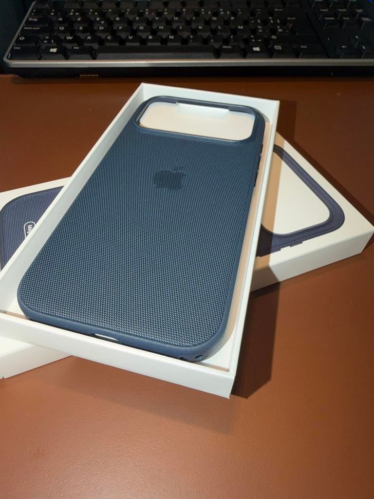 Iphone 17 Pro max - Techwoven case new, Ophalen of Verzenden, Zo goed als nieuw