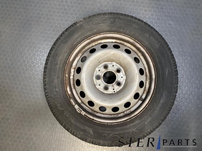 Jante + pneu d'hiver d'un Mercedes Vito, Autos : Pièces & Accessoires, Pneus & Jantes, Véhicule de tourisme, Utilisé, 3 mois de garantie