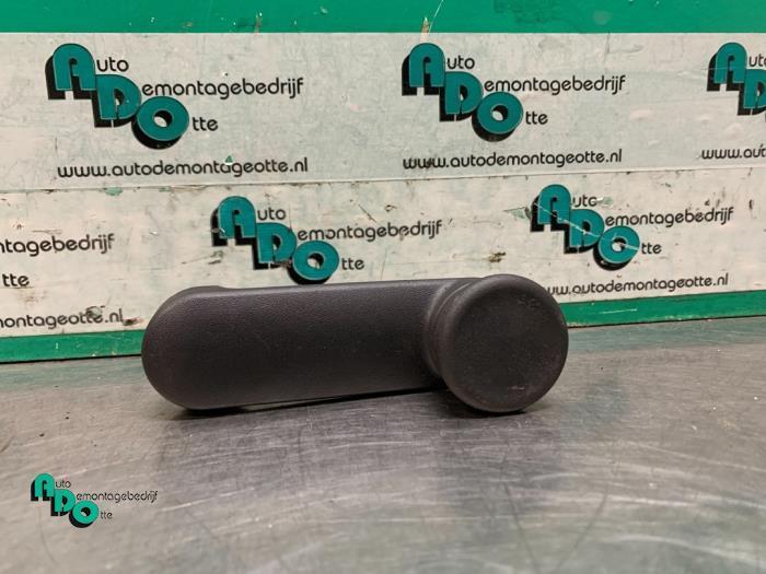 Manivelle de vitre d'un Opel Corsa (Corsa D 07-), Autos : Pièces & Accessoires, Vitres & Accessoires, Opel, Utilisé, 3 mois de garantie