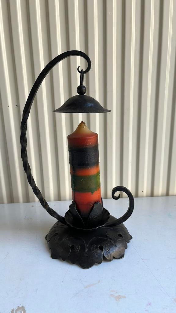 Metalen kandelaar met kaars, 30 cm hoog., Ophalen of Verzenden, Kandelaar