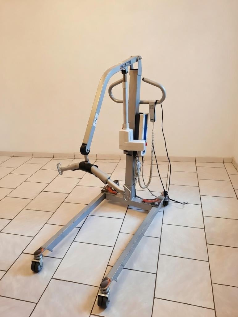 Een gemedicaliseerde persoon optillen, Diversen, Ophalen, Zo goed als nieuw