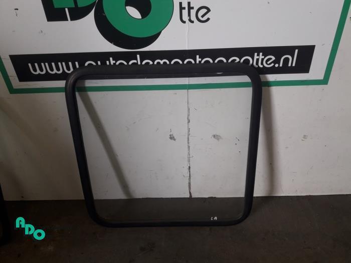 Vitre supplémentaire 2portes arrière gauche d'un Mercedes, Autos : Pièces & Accessoires, Vitres & Accessoires, Mercedes-Benz, Utilisé