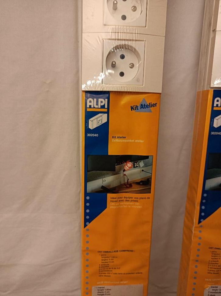 Kabelgoot met drie stopcontacten (Kit Atelier), Doe-het-zelf en Bouw, Elektriciteit en Kabels, Nieuw, Ophalen