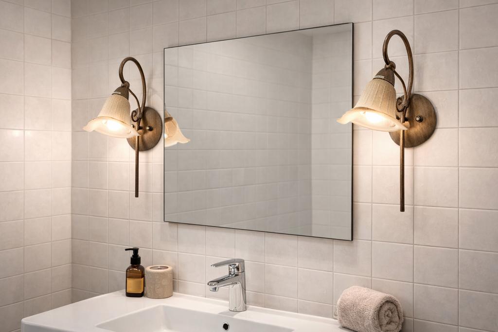 2 mooie bloemvormige klassieke wandlampen, Huis en Inrichting, Lampen | Wandlampen, Zo goed als nieuw, Glas, Metaal, Ophalen