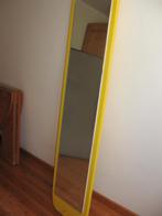 Miroir relooké jaune vif., Enlèvement