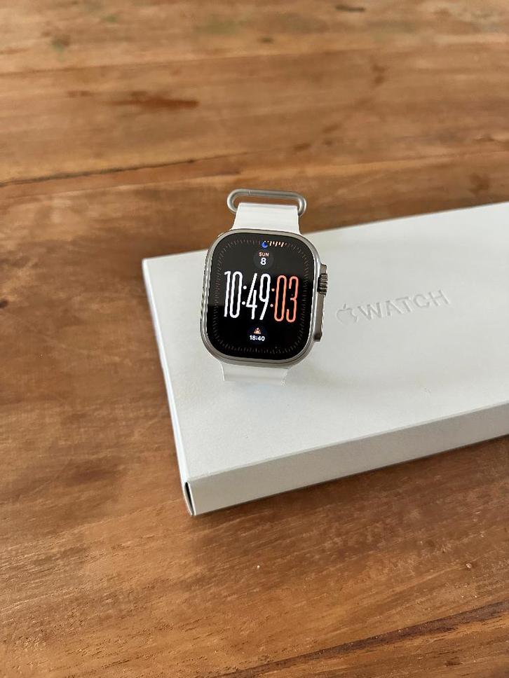 Apple Watch Ultra 2 + White Ocean band, Bijoux, Sacs & Beauté, Montres connectées, Comme neuf, iOS, Argent, Distance, Bandage calorique