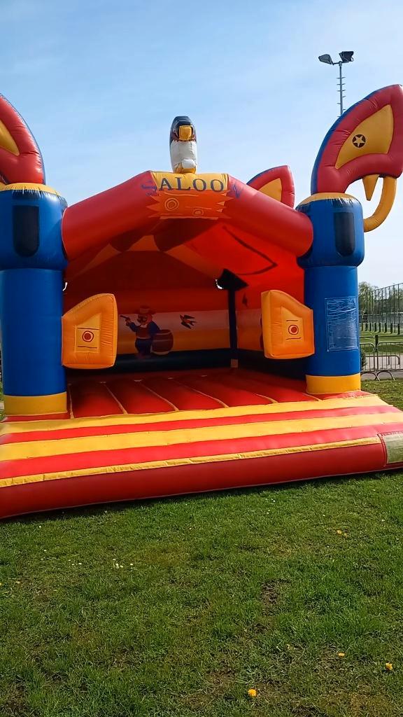 springkasteel 5m op 6m verkoop - thema western/ saloon, Kinderen en Baby's, Speelgoed | Buiten | Springkussens, Ophalen