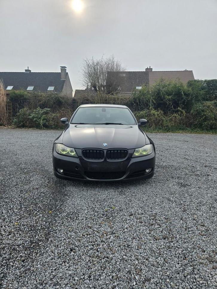 Bmw 318d 2L 2011 euro5, Autos, BMW, Particulier, Série 3, Diesel, Euro 5, 5 portes, Boîte manuelle, Noir, Noir, Cuir, Enlèvement