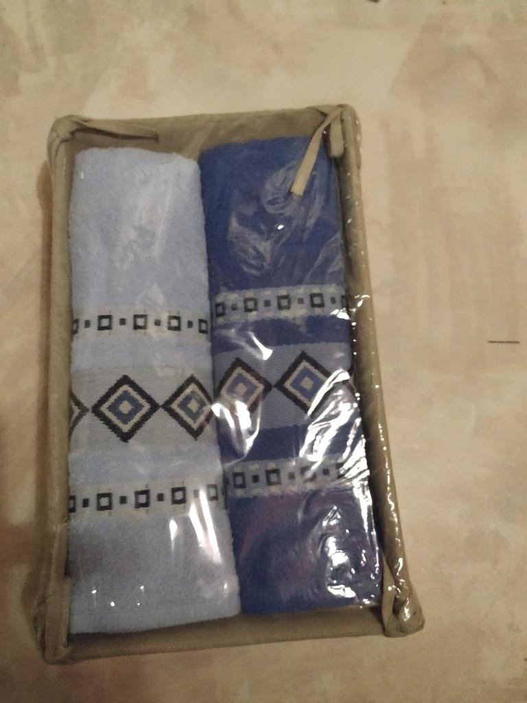 2 handdoeken assortie in mooi linnenmandje, Ophalen of Verzenden, Nieuw