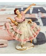 Figurine de dame vintage en porcelaine Alka Dresden dentelle, Enlèvement ou Envoi