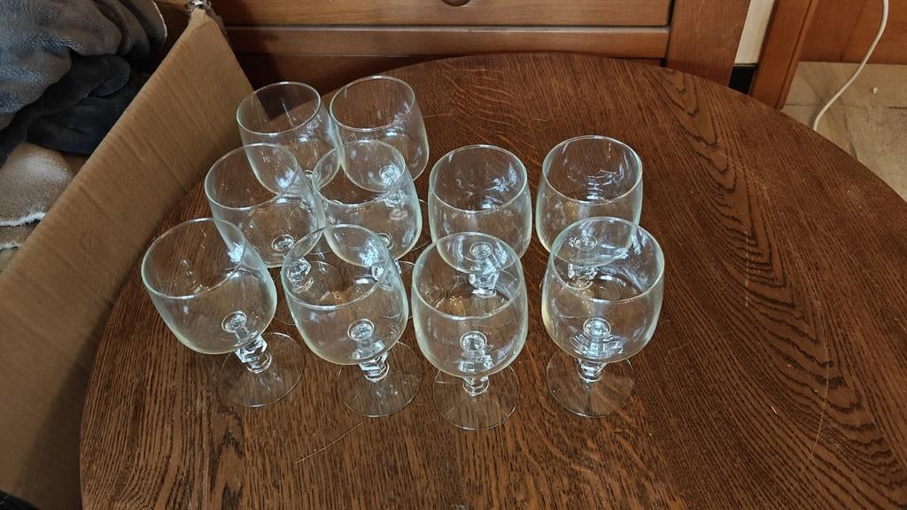 10 Wijnglazen, Ophalen