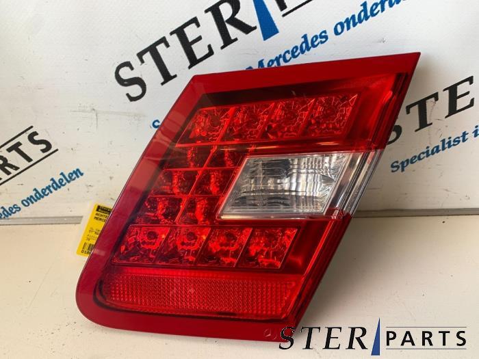 Achterlicht rechts van een Mercedes E-Klasse, Auto-onderdelen, Verlichting, Mercedes-Benz, Gebruikt, 3 maanden garantie, Ophalen of Verzenden