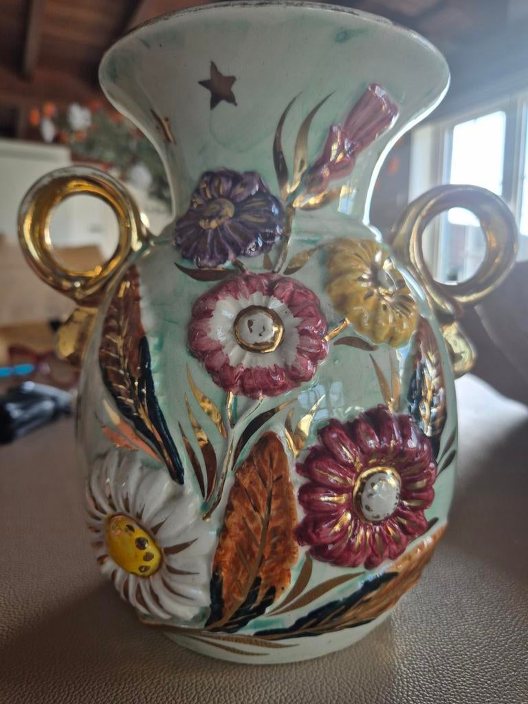 Fleurige oude vaas met vrolijke kleuren, Ophalen