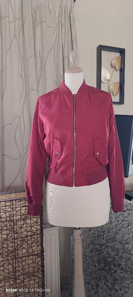 Bershka T.M. bordeauxrode korte jas, Kleding | Dames, Jassen | Zomer, Nieuw, Maat 38/40 (M), Overige kleuren, Ophalen of Verzenden