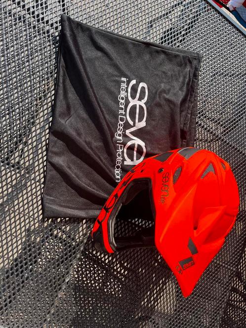 Enduro Helm kniebeschermers schoenen kledij  body protector, Fietsen en Brommers, Fietsaccessoires | Fietstassen, Gebruikt, Ophalen