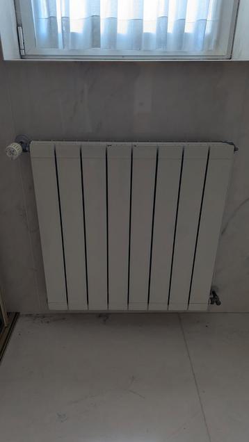 Radiator 70(b)x75(h)cm - 2 stuks beschikbaar voor biedingen