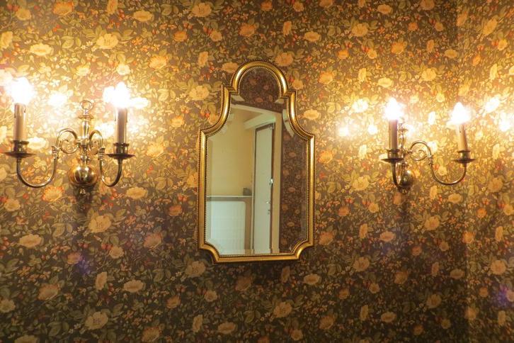 Afgeschuinde spiegel met 2 lichtgevende applicaties, Huis en Inrichting, Woonaccessoires | Spiegels, Gebruikt, Minder dan 50 cm