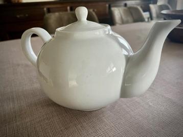 Theepot  wit porselein beschikbaar voor biedingen