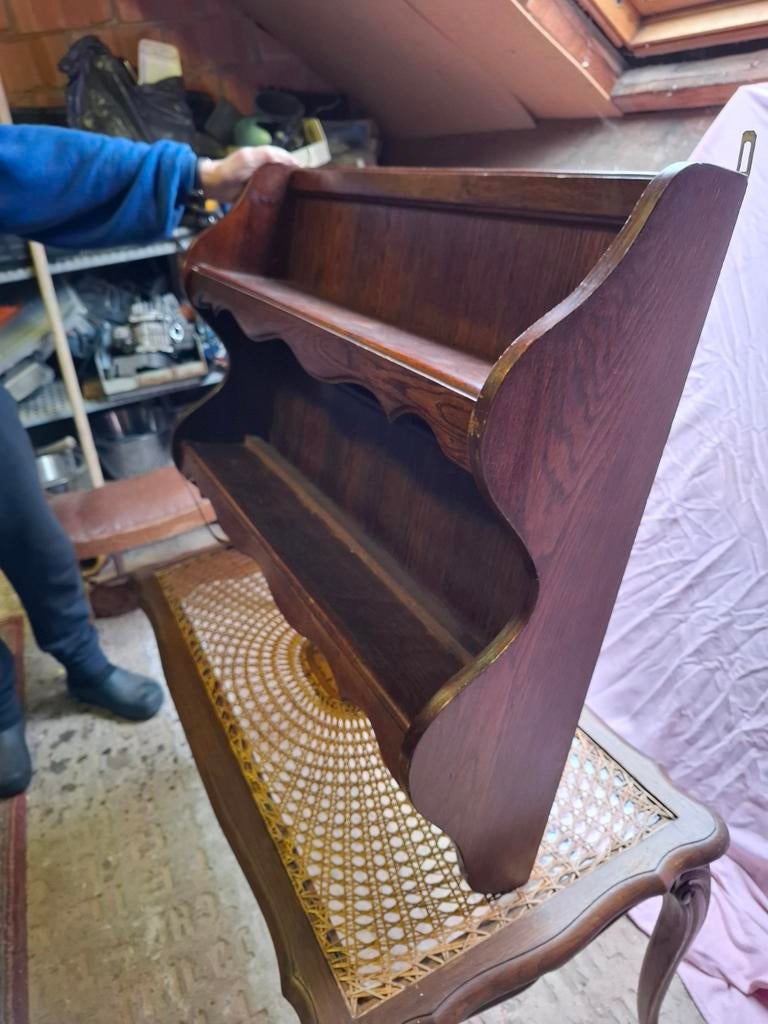 Bordenkast voor aan de muur, Ophalen